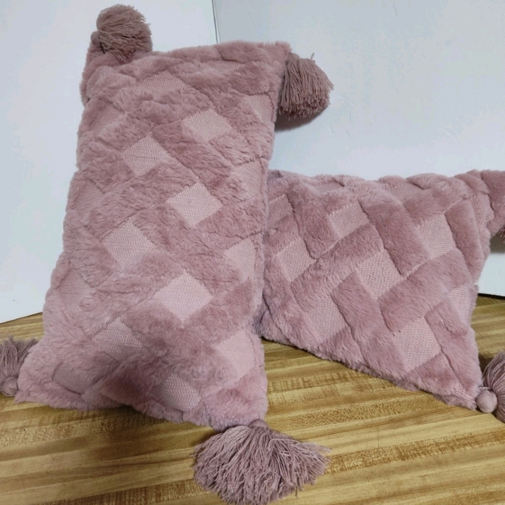 Tahari Pink Soft Throw Pillows Set Of 2 Excellent Condition 12"X18"